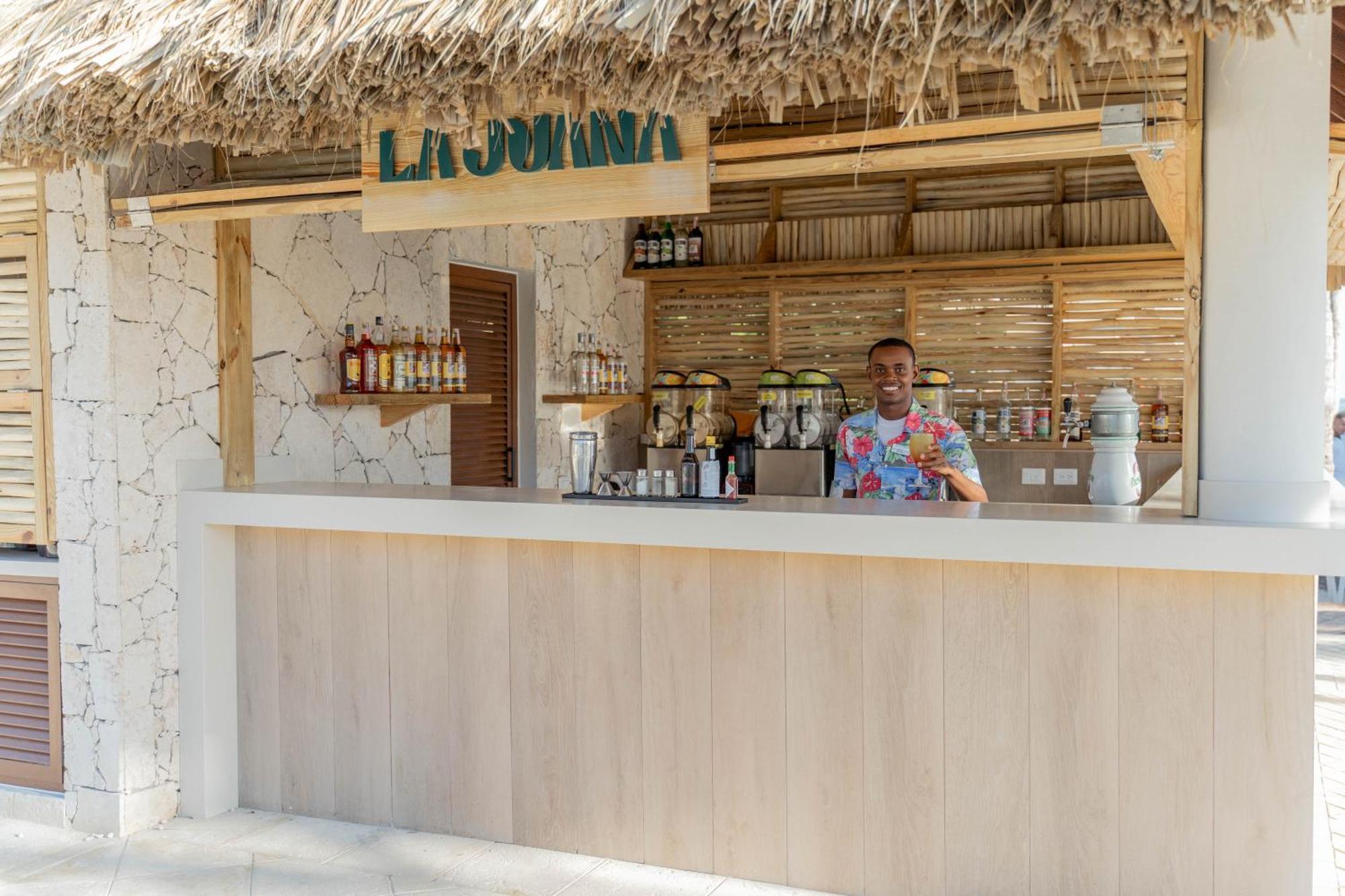 Bahia Principe Grand Bavaro Πούντα Κάνα Εξωτερικό φωτογραφία A bartender at work