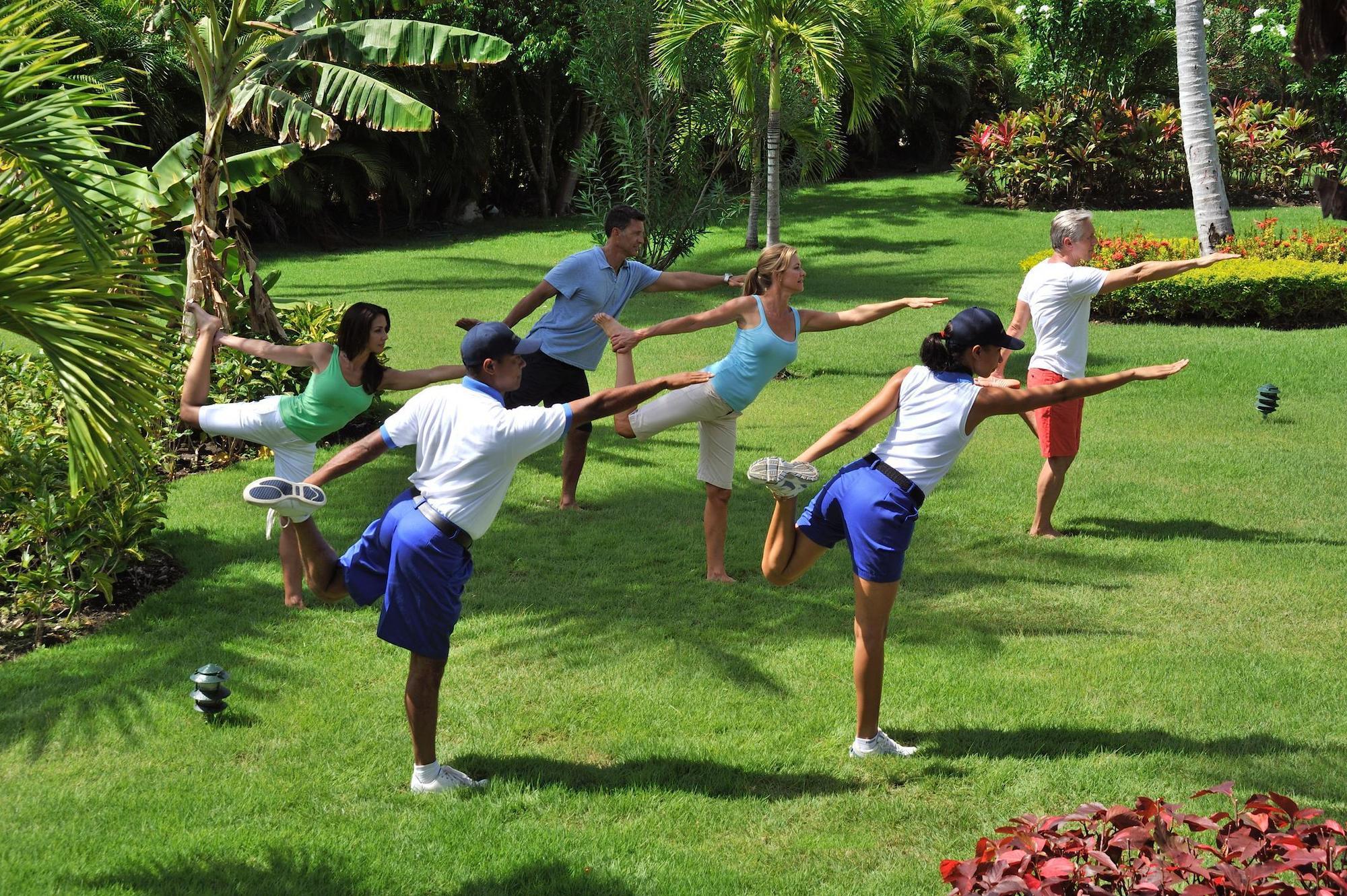 Bahia Principe Grand Bavaro Πούντα Κάνα Εξωτερικό φωτογραφία A group of people doing yoga