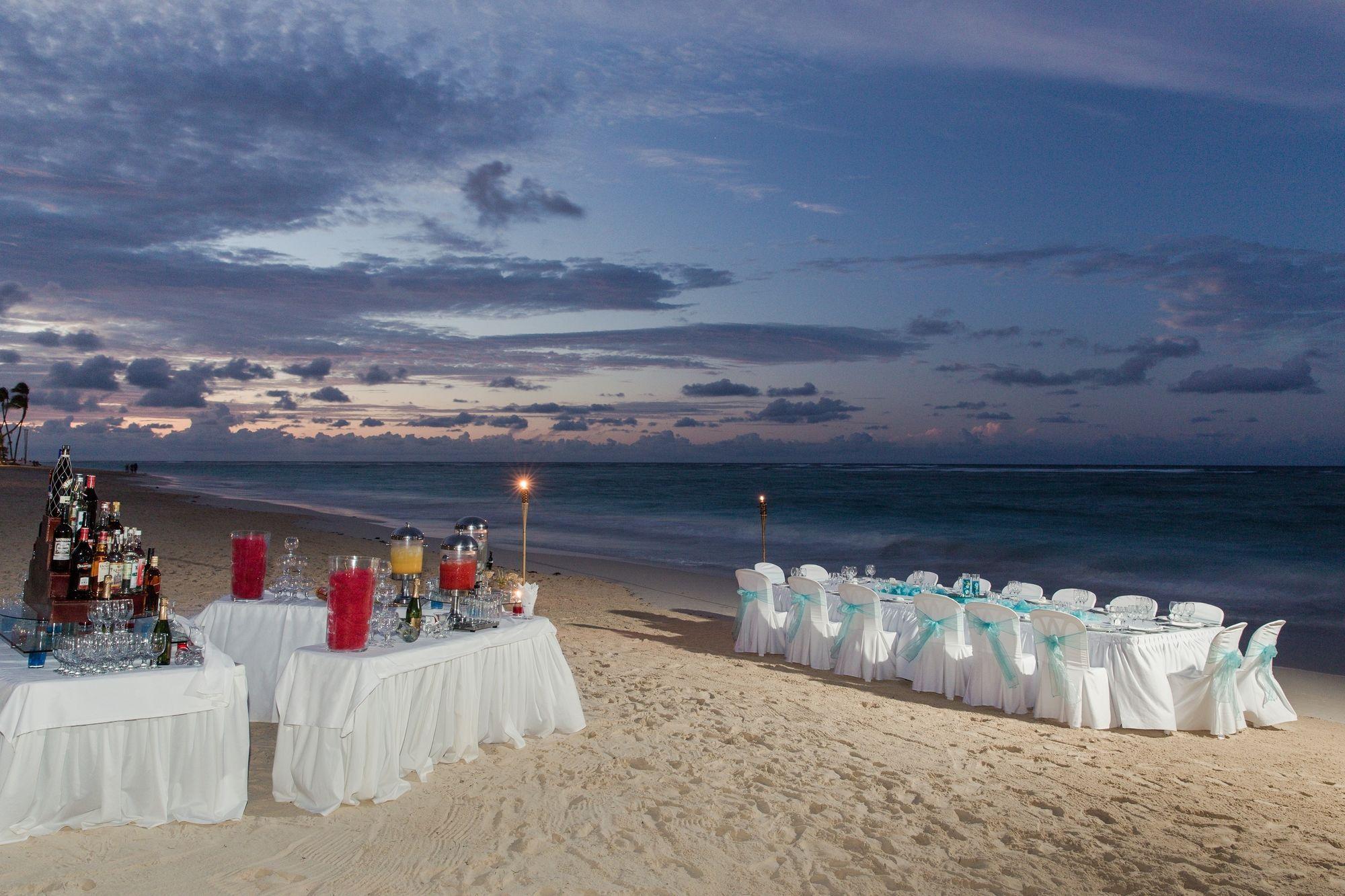 Bahia Principe Grand Bavaro Πούντα Κάνα Εξωτερικό φωτογραφία Beachfront dining at the Hard Rock Hotel